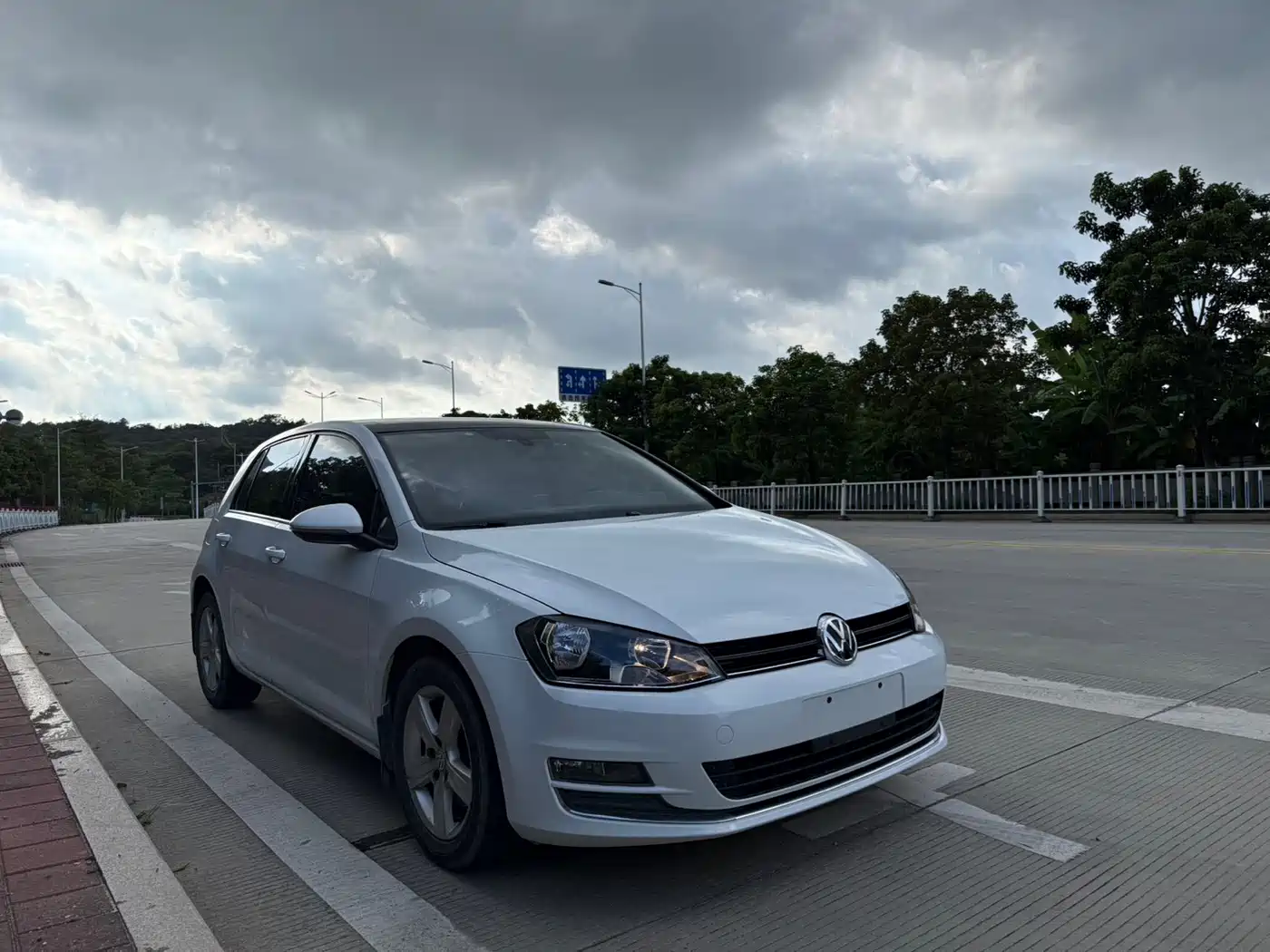 Photo 3 - Volkswagen Golf