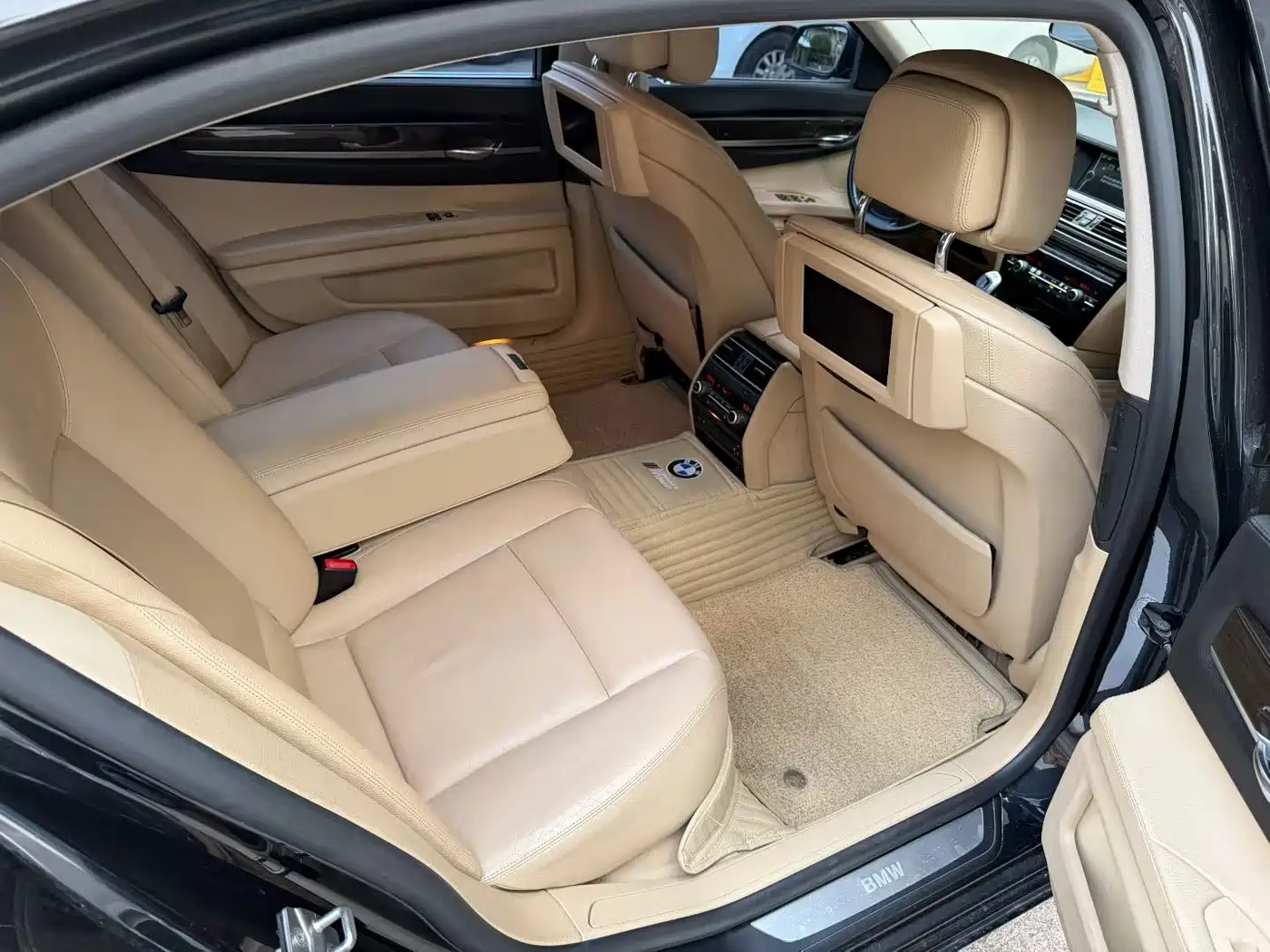 BMW 7 Series 2011 740Li Steinway Limited Edition фото 4