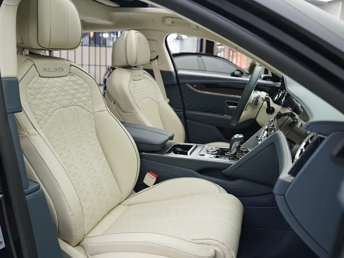 Bentley Flying Spur Plug-in Hybrid 2025 Model Year 4.0T V8 Mulliner фото 17