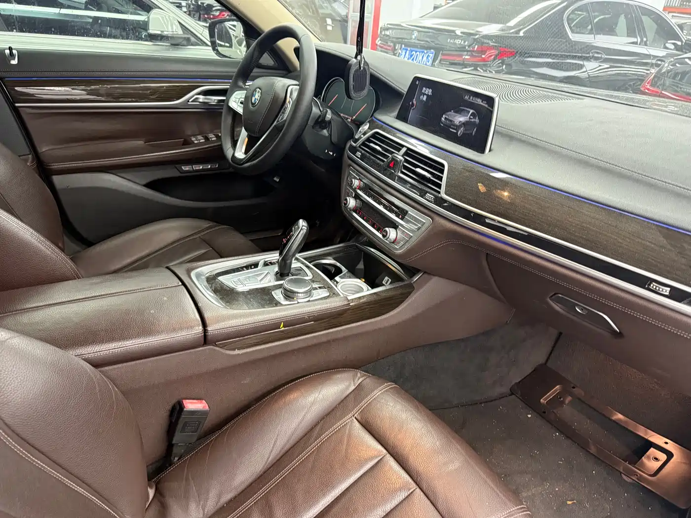 BMW 7 Series 2016 730Li Leading фото 8