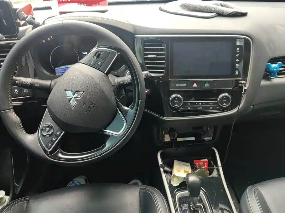 MITSUBISHI OUTLANDER