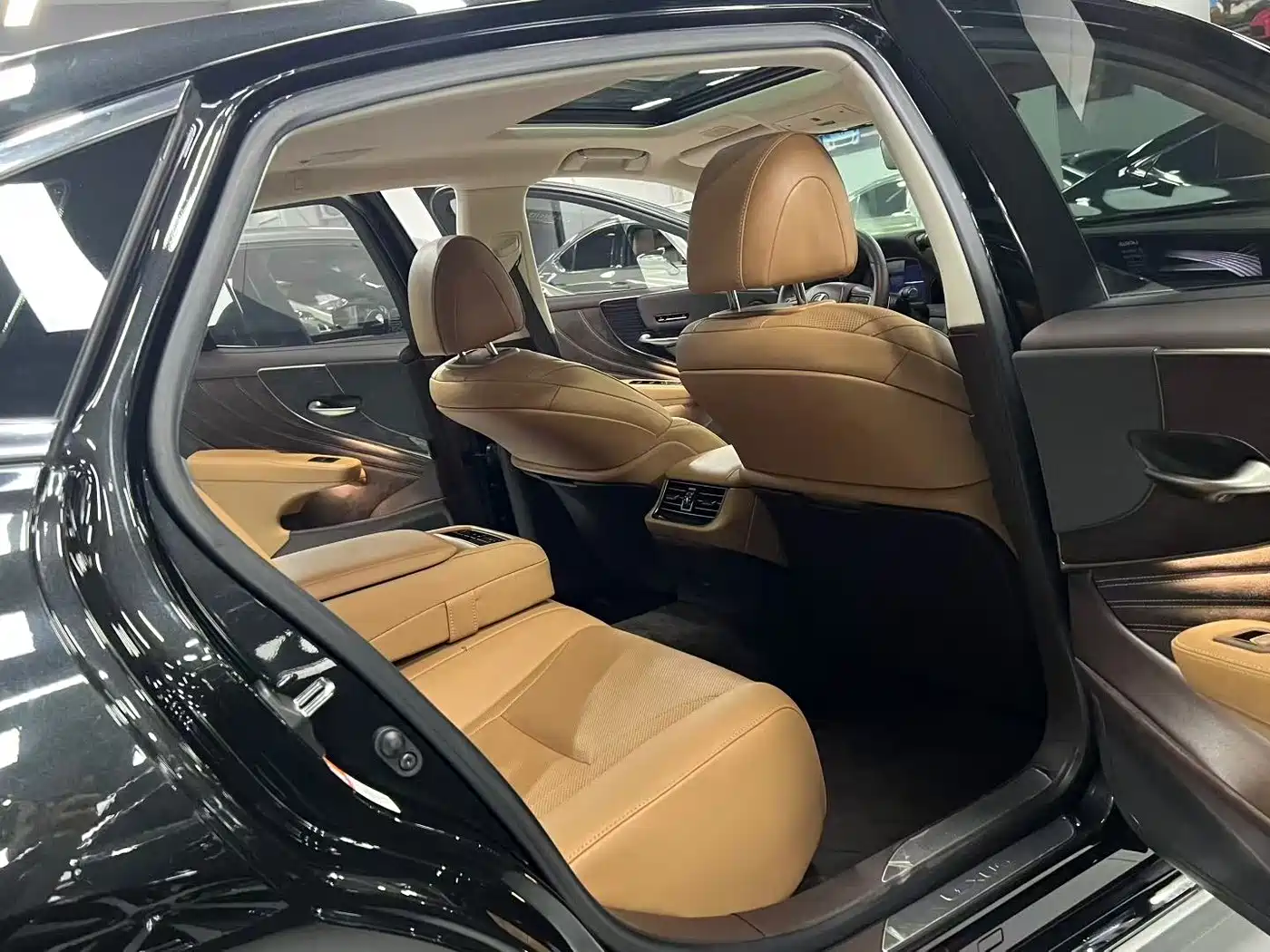 Lexus LS 2020 500h Excellence (China VI) фото 6