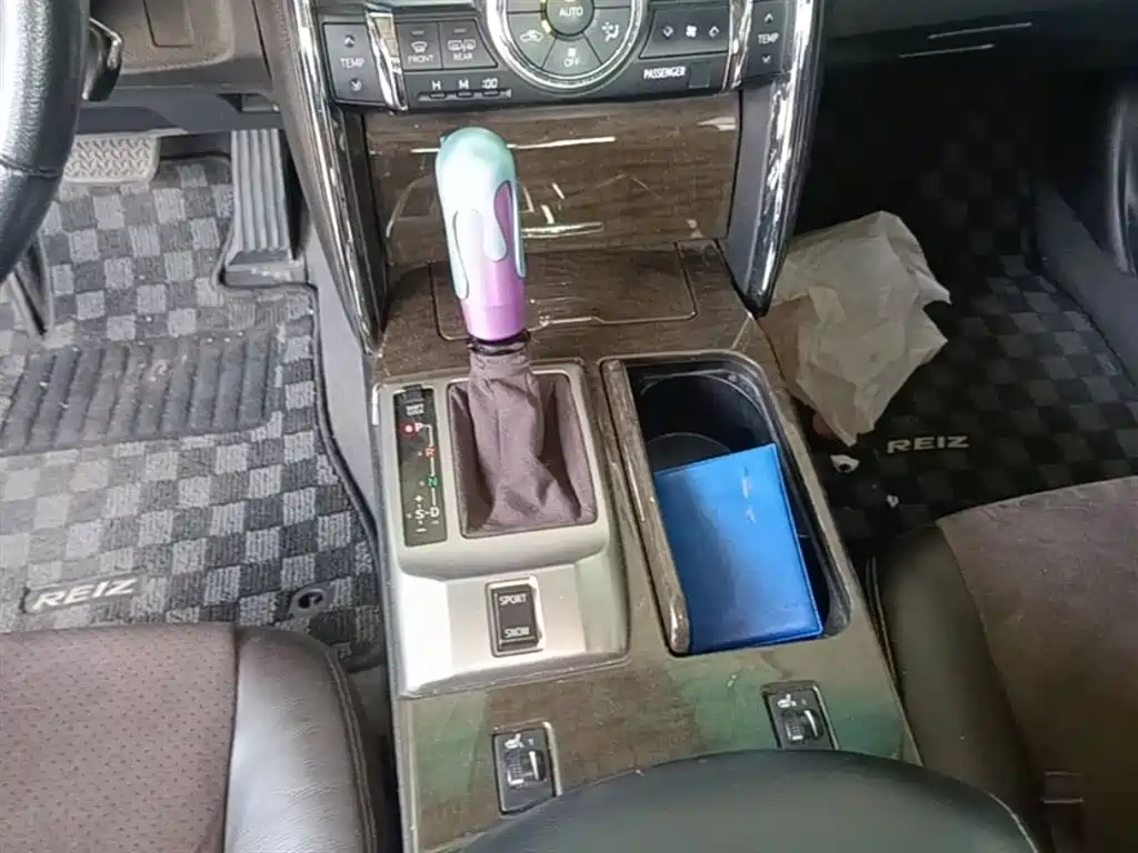 Toyota Reiz 2013 2.5V Premium Edition фото 14