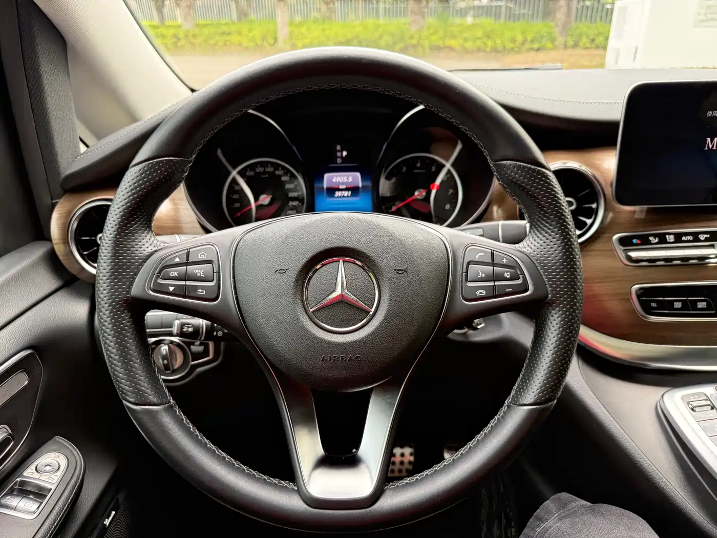 Mercedes-Benz V-Class 2022 V 260 L Long Wheelbase Luxury Edition фото 16