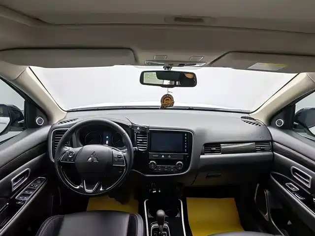 Mitsubishi Outlander 2020 2.0L 2WD Premium 5-seater фото 9