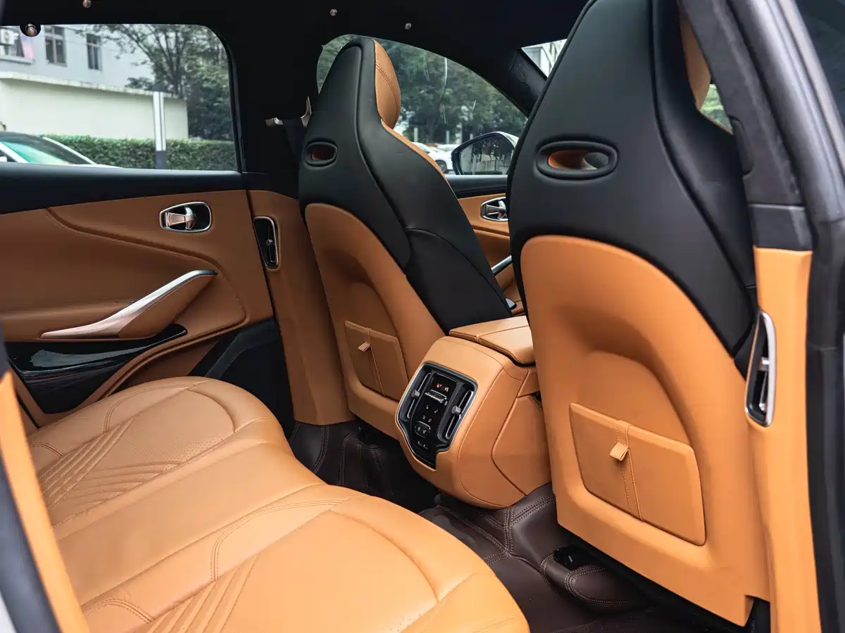 Фото 17 - Aston Martin DBX
