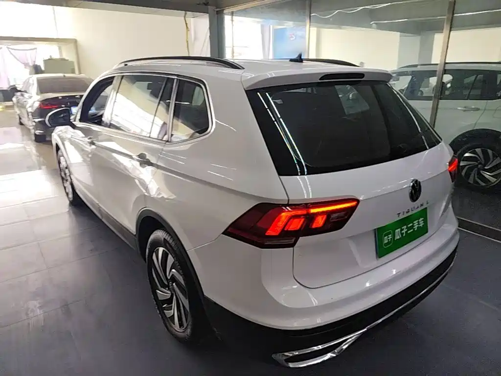 Photo 5 - Volkswagen Tiguan L