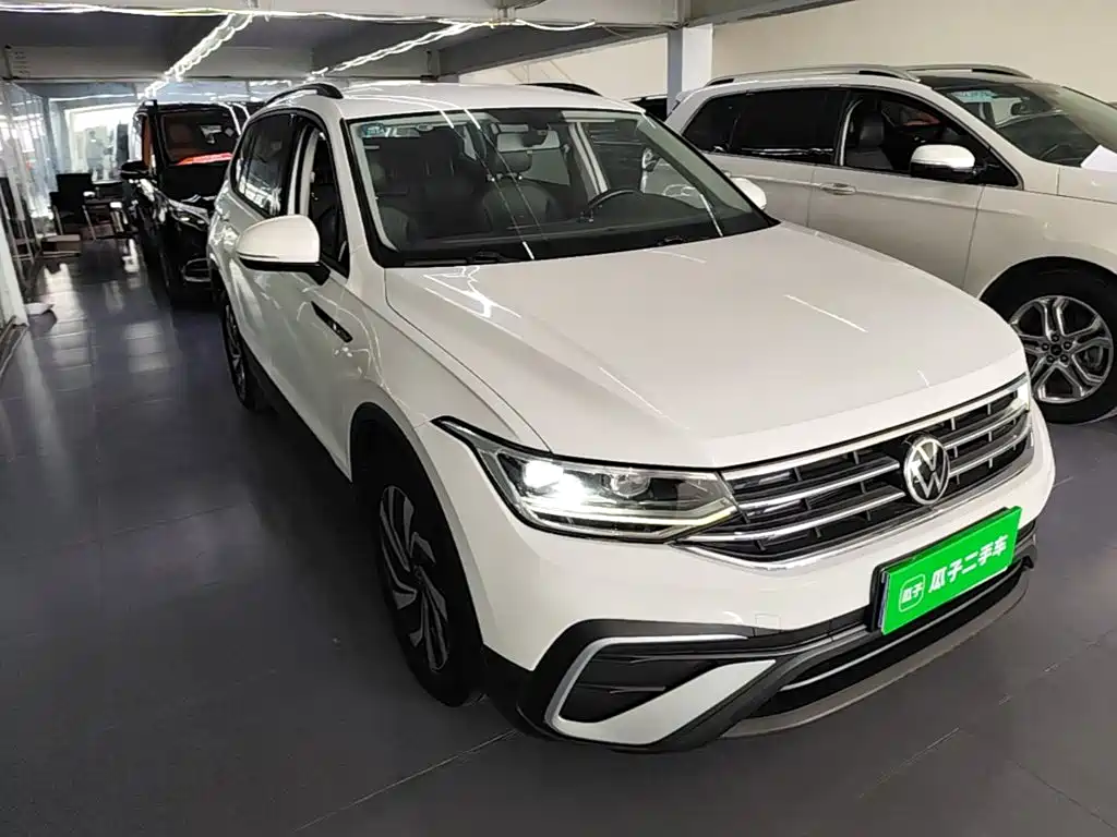 Photo 4 - Volkswagen Tiguan L