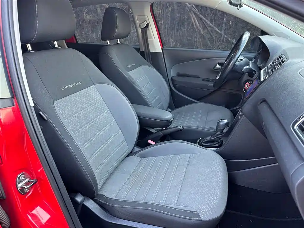 Volkswagen Polo 2016 1.6L Cross Polo Automatic фото 3