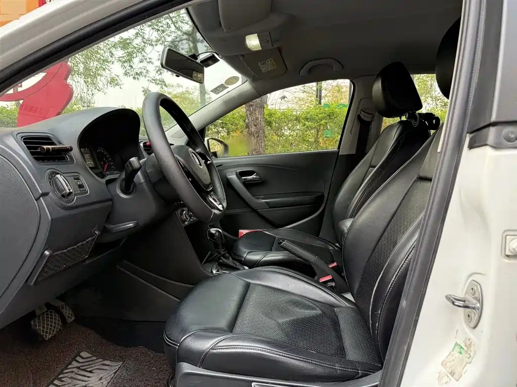 Volkswagen Polo 2016 1.4L Automatic Trend фото 3