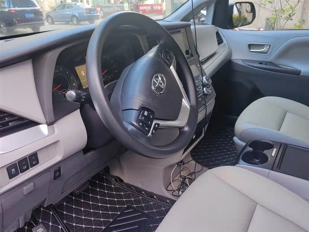 Toyota Sienna 2015 3.5L 2WD LE фото 9