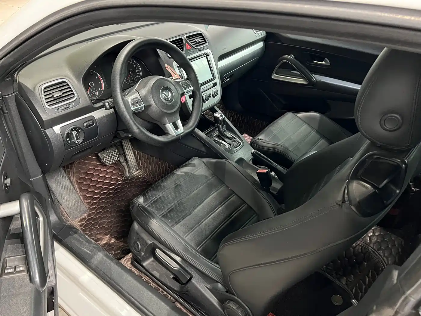 Volkswagen Scirocco 2011 2.0TSI Luxury фото 4