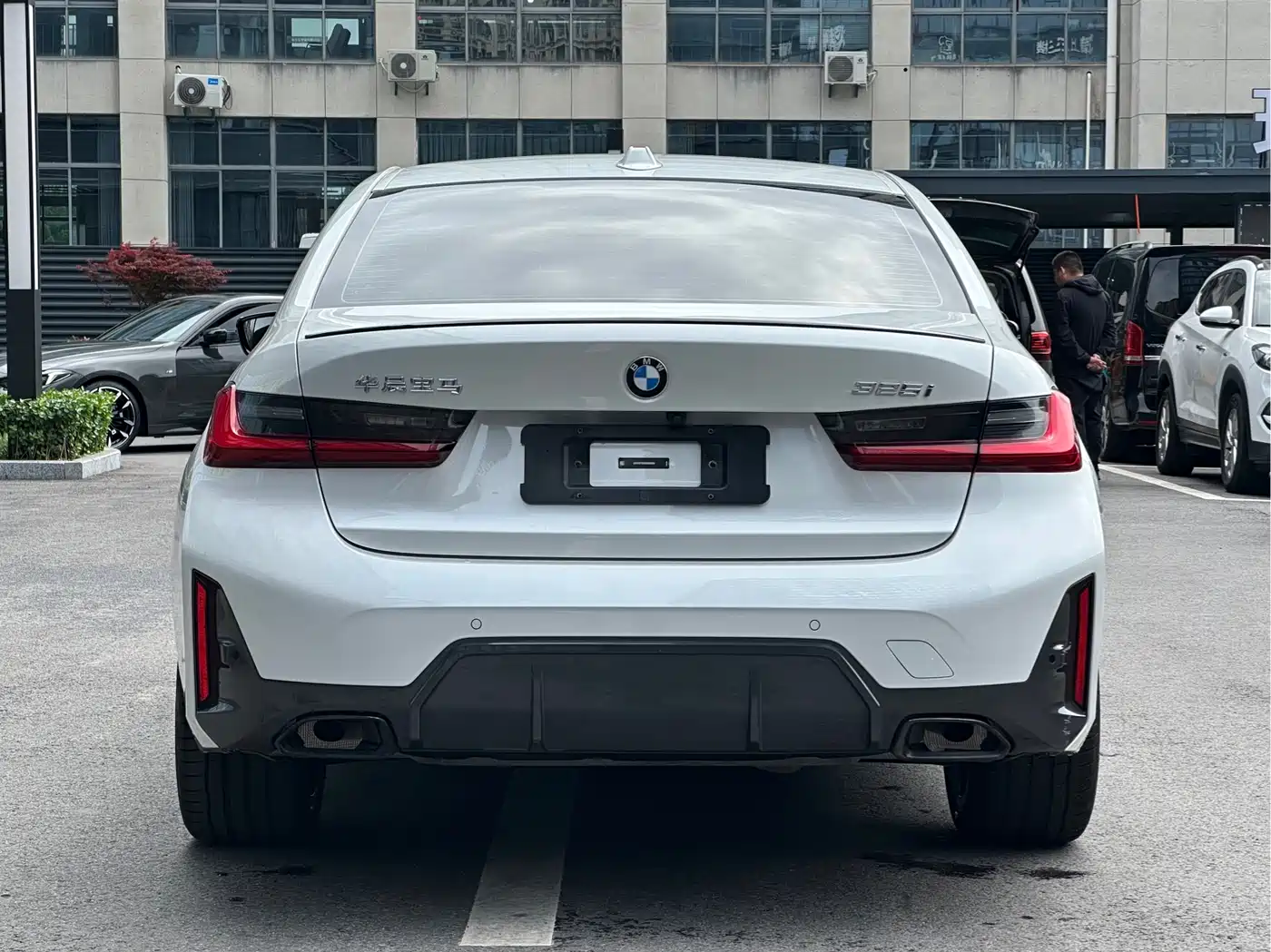 BMW 3 Series 2024 325i M Sport Shadowline Package фото 5