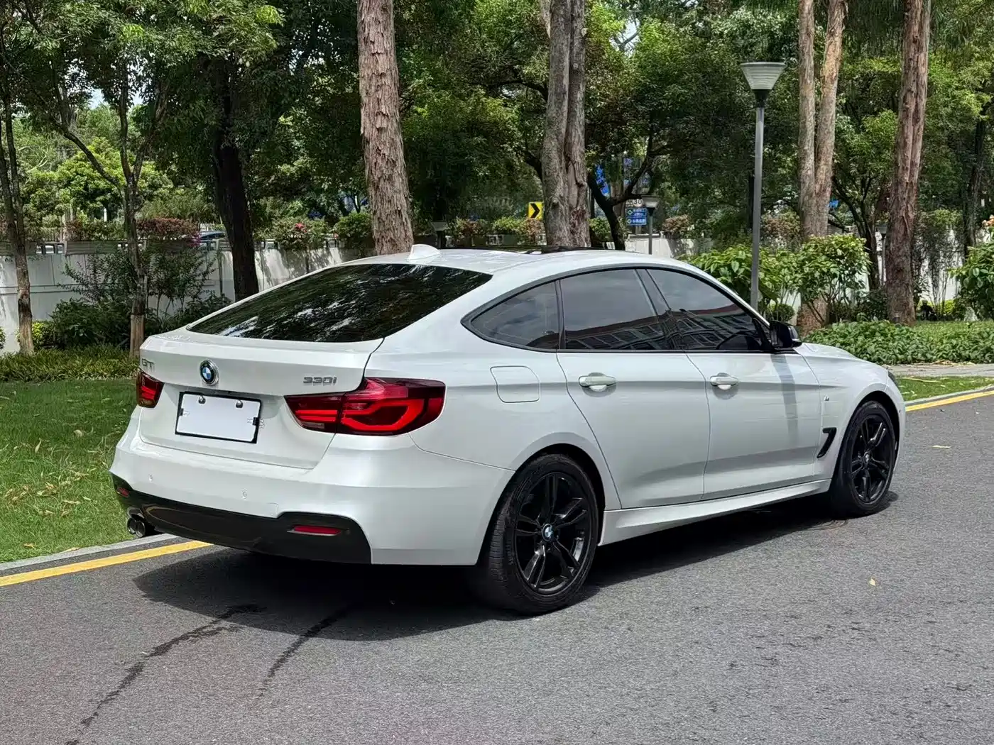 BMW 3 Series GT 2020 320i M Sport Black Night Edition фото 14
