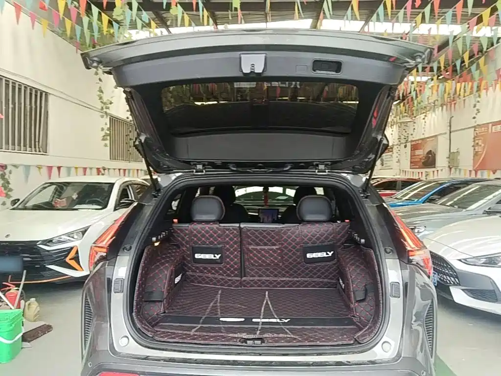 Фото 19 - Geely Atlas