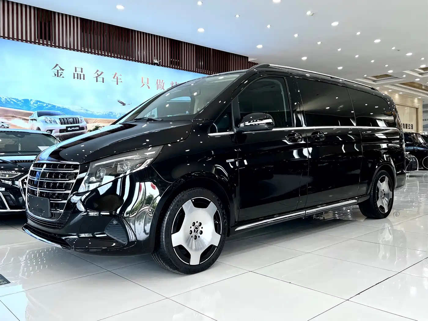 Mercedes-Benz V-Class 2024 V 300 L Long Wheelbase Luxury Edition фото 2