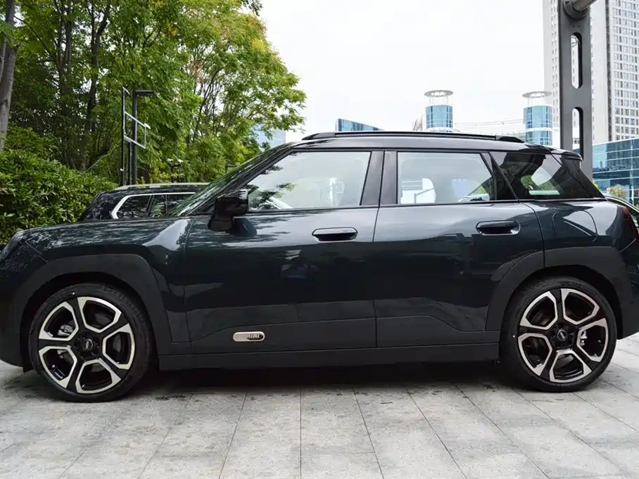 Фото 2 - MINI Aceman