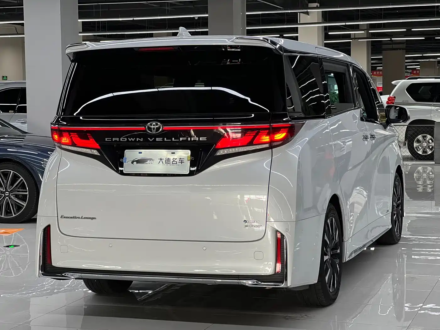Toyota Vellfire 2024 Crown Hybrid 2.5L Executive Premium Edition фото 4