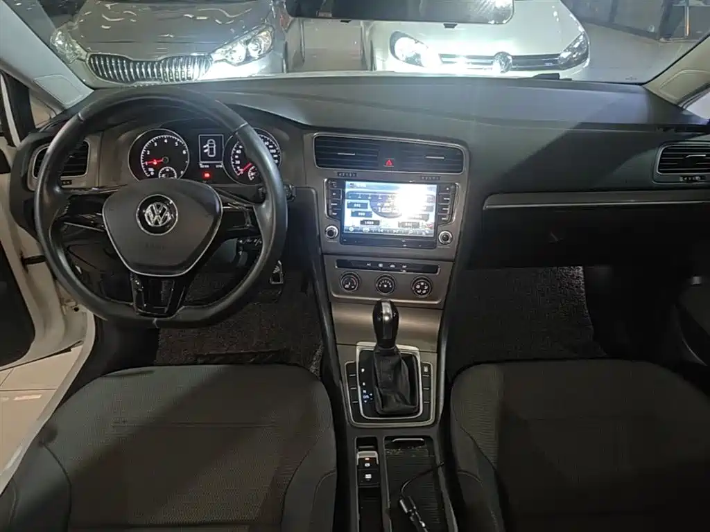 Volkswagen Golf 2015 1.6L Automatic Comfort фото 10
