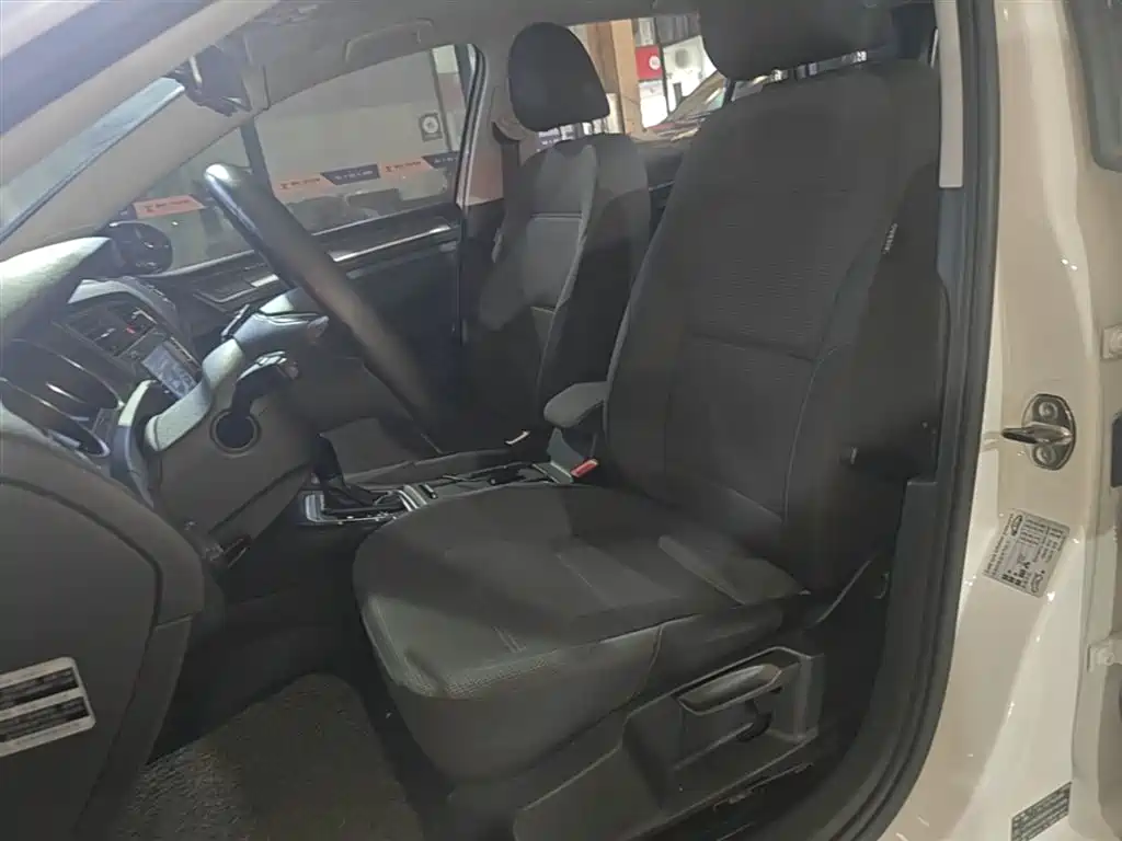 Volkswagen Golf 2015 1.6L Automatic Comfort фото 15