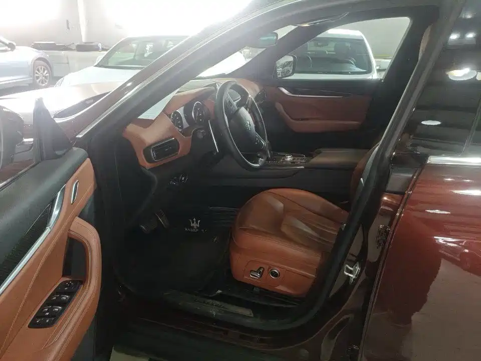 Photo 3 - Maserati Levante