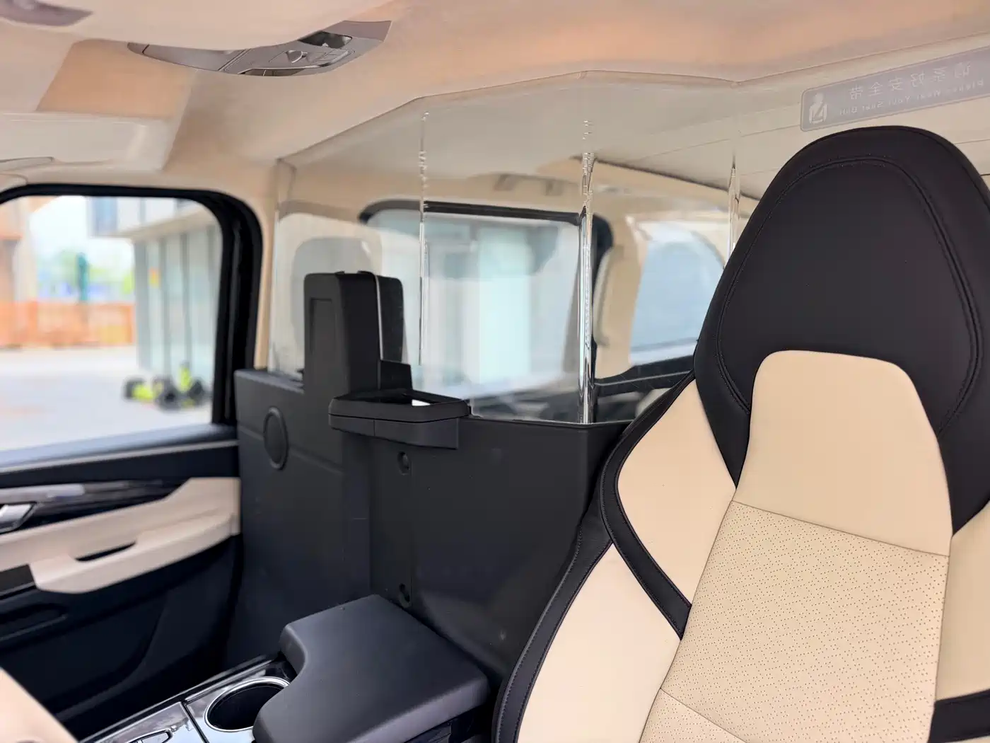 LEVC TX 2022 TX5 Extended Range Space Comfort Edition фото 22