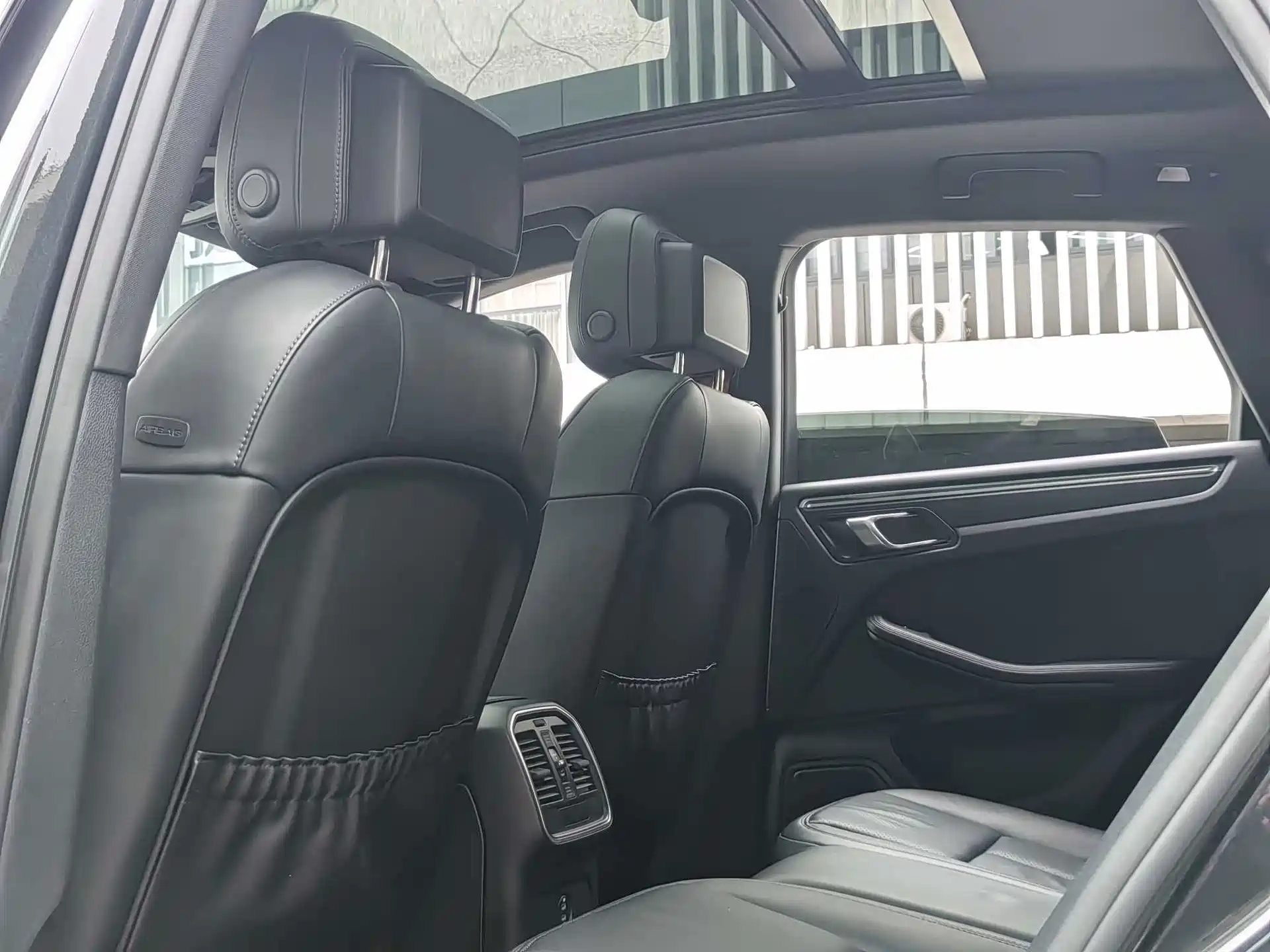Photo 16 - Porsche Macan