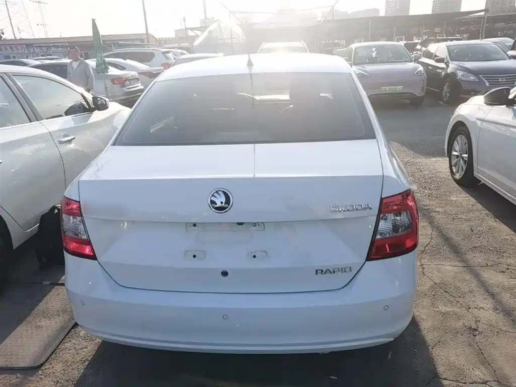 Škoda Rapid 2015 1.6L Automatic Smart Selection фото 6