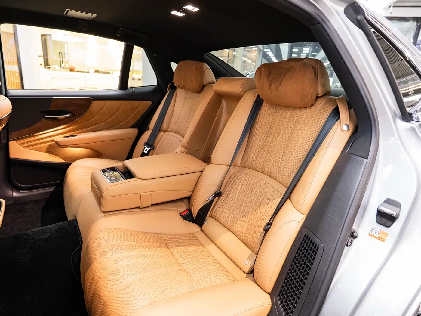 Lexus LS 2021 500h Premium Edition фото 12