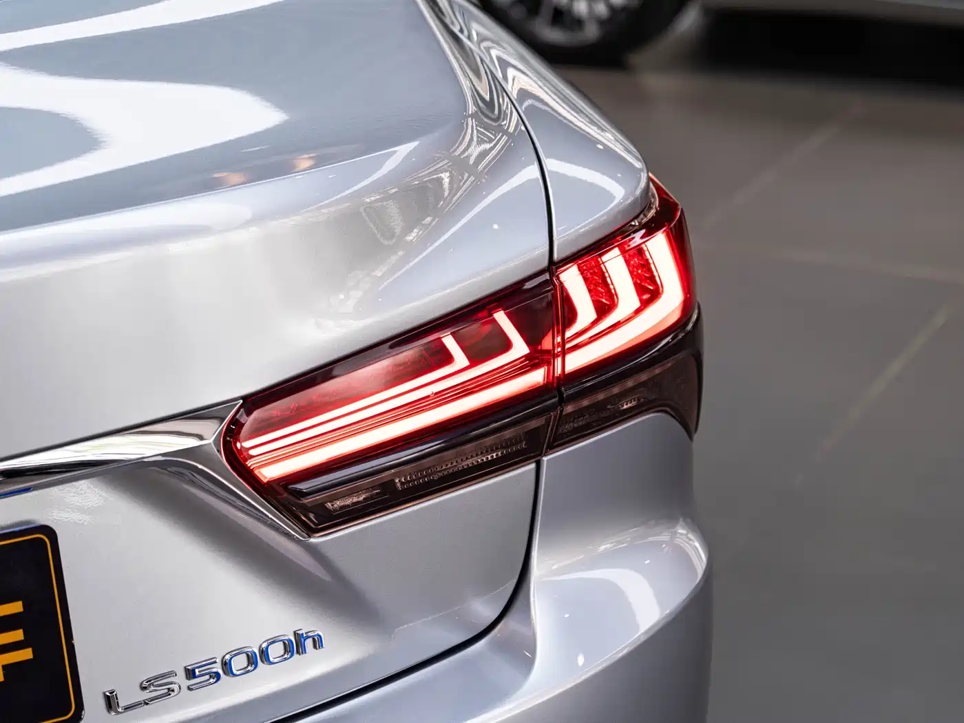 Lexus LS 2021 500h Premium Edition фото 7