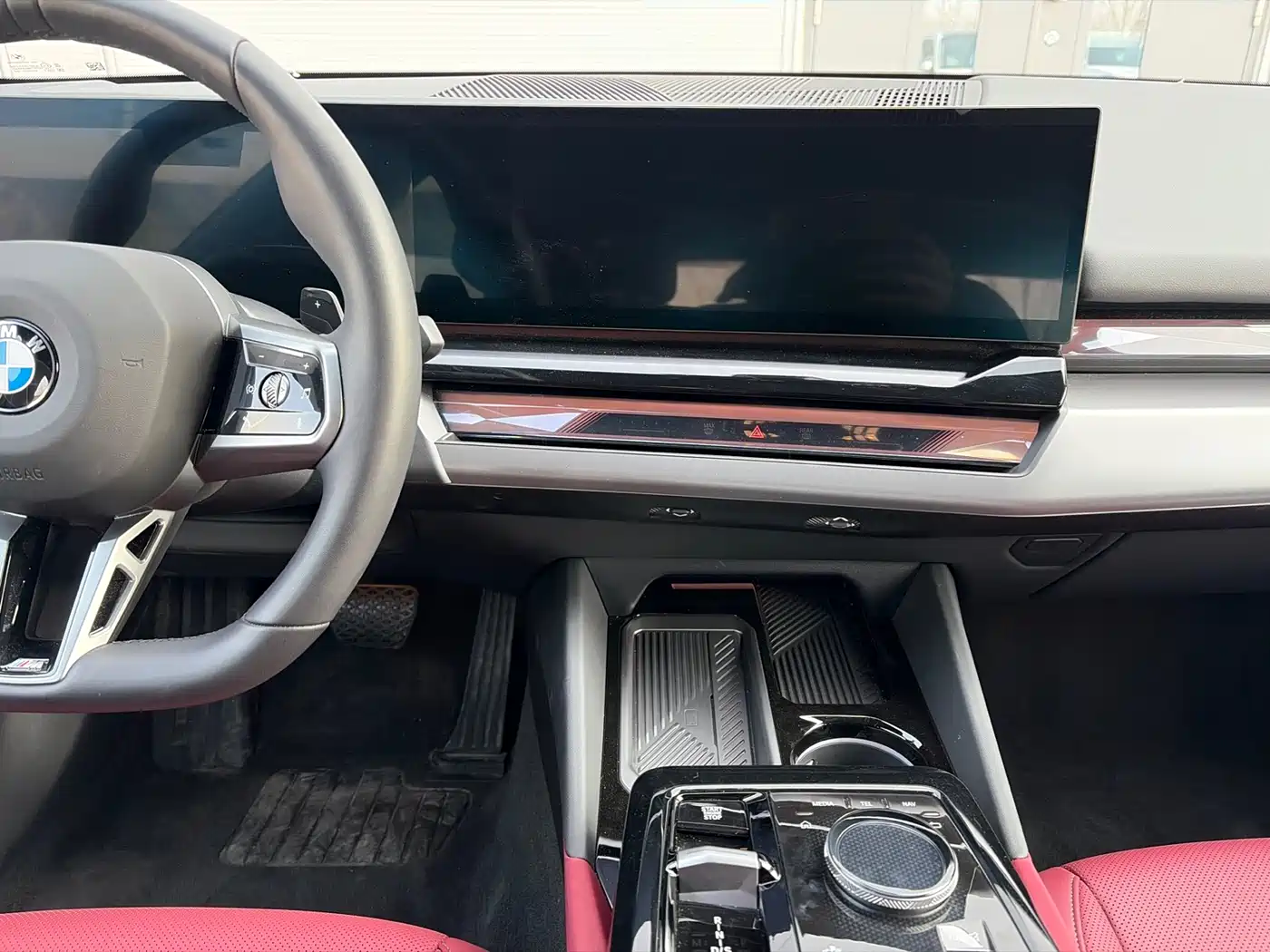 BMW 5 Series 2025 530Li Leading M Sport Package фото 6