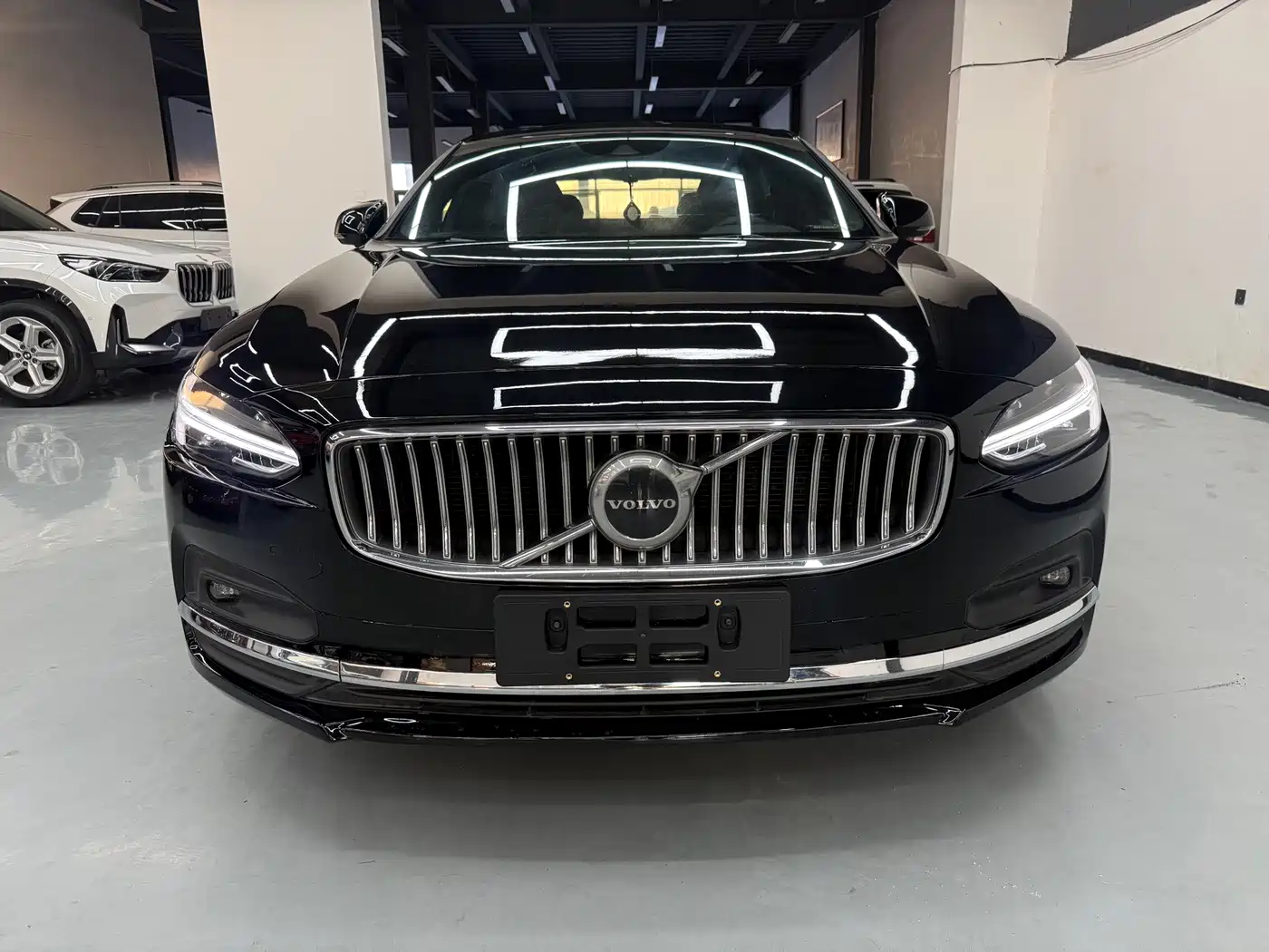 Photo 2 - Volvo S90