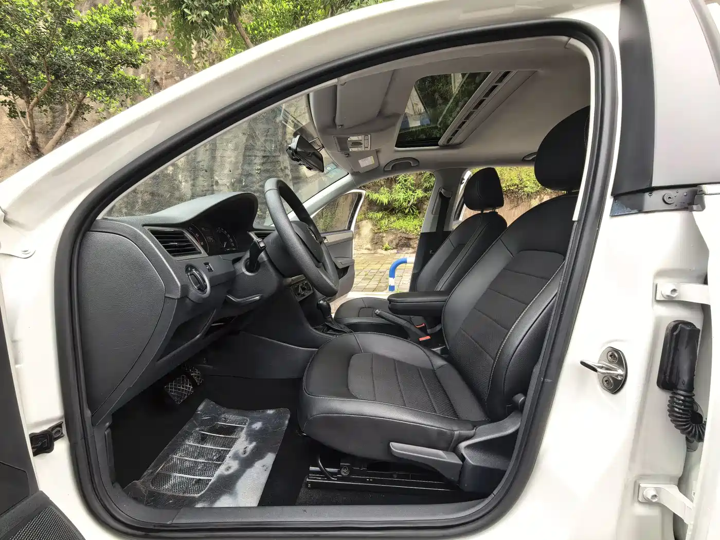 Škoda Skoda Rapid Spaceback 2016 Facelift 1.6L Automatic Innovation Edition фото 8