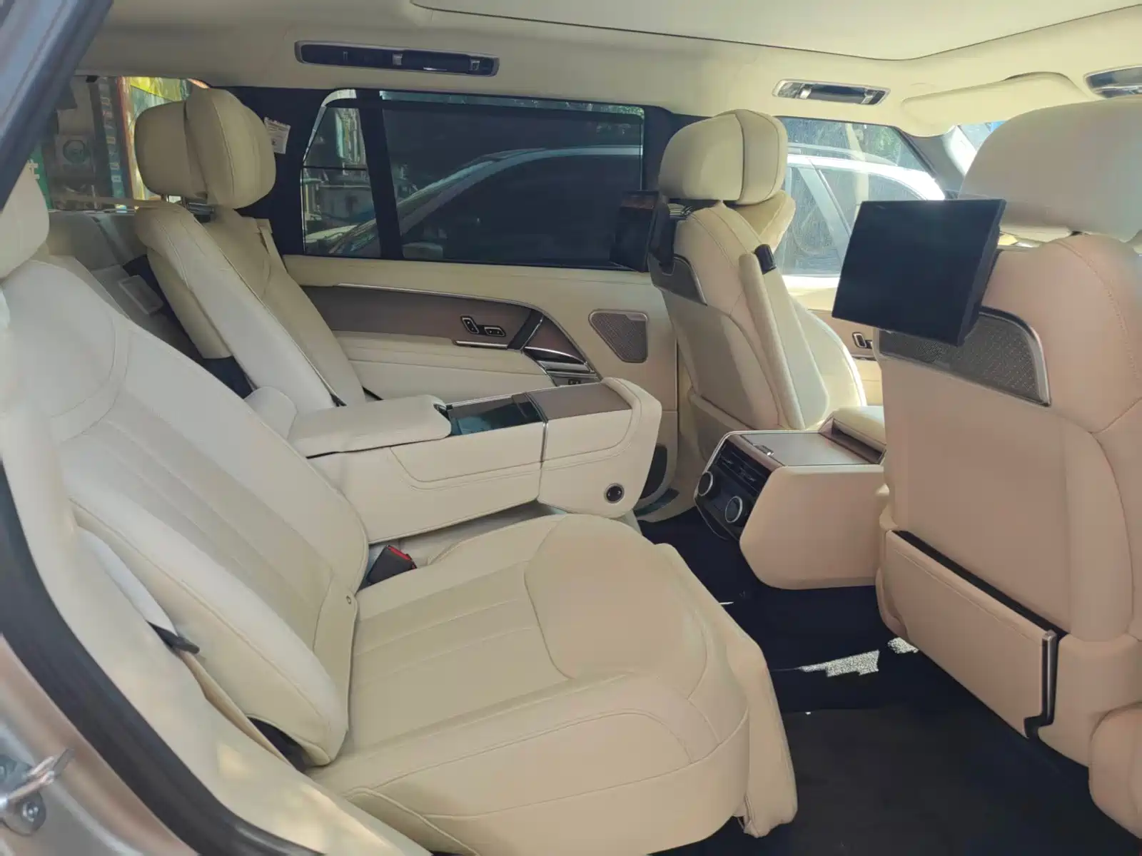 Photo 6 - Land Rover Range Rover