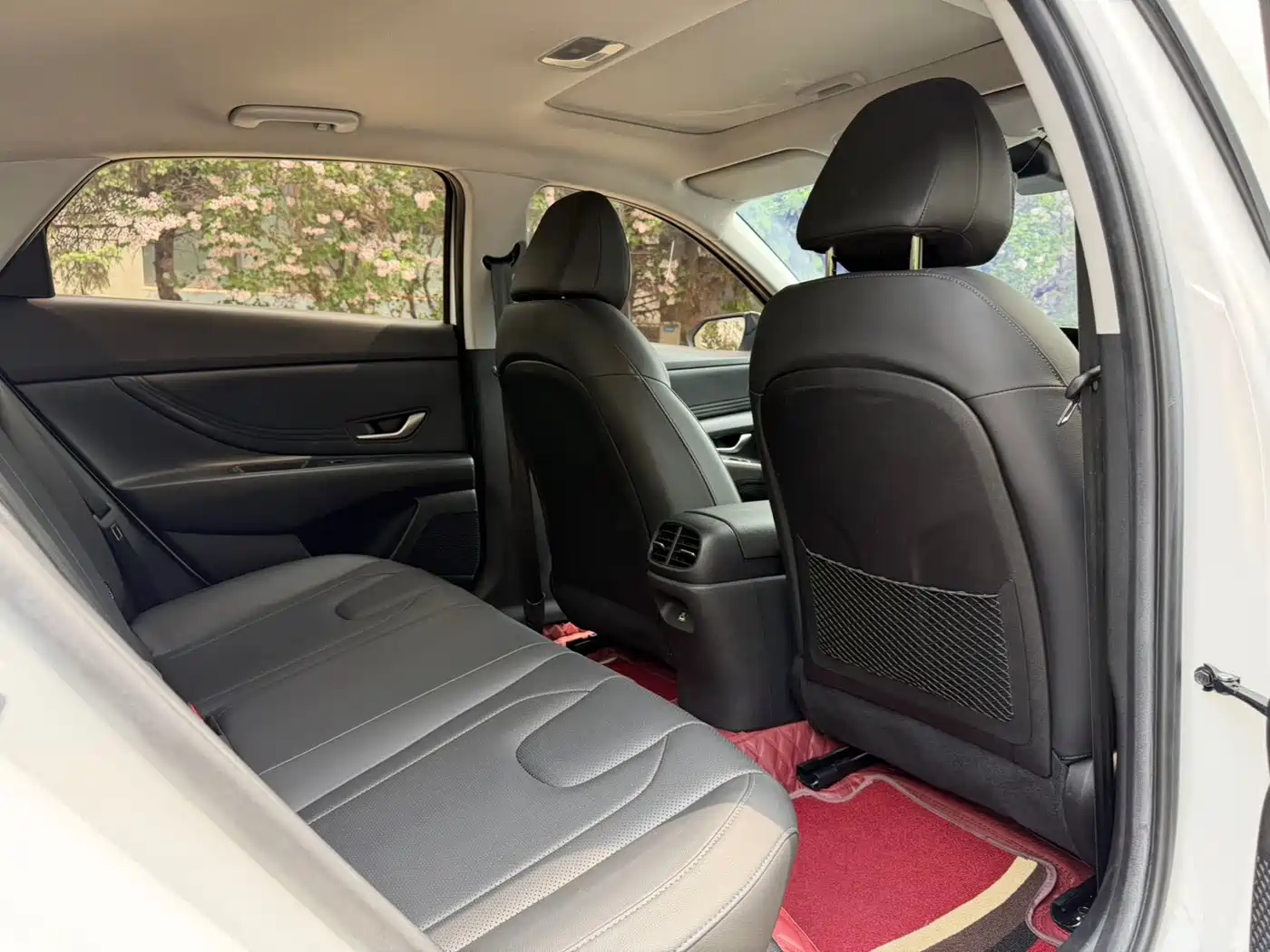 Hyundai Elantra 2022 1.5L CVT LUX Premium Edition фото 15