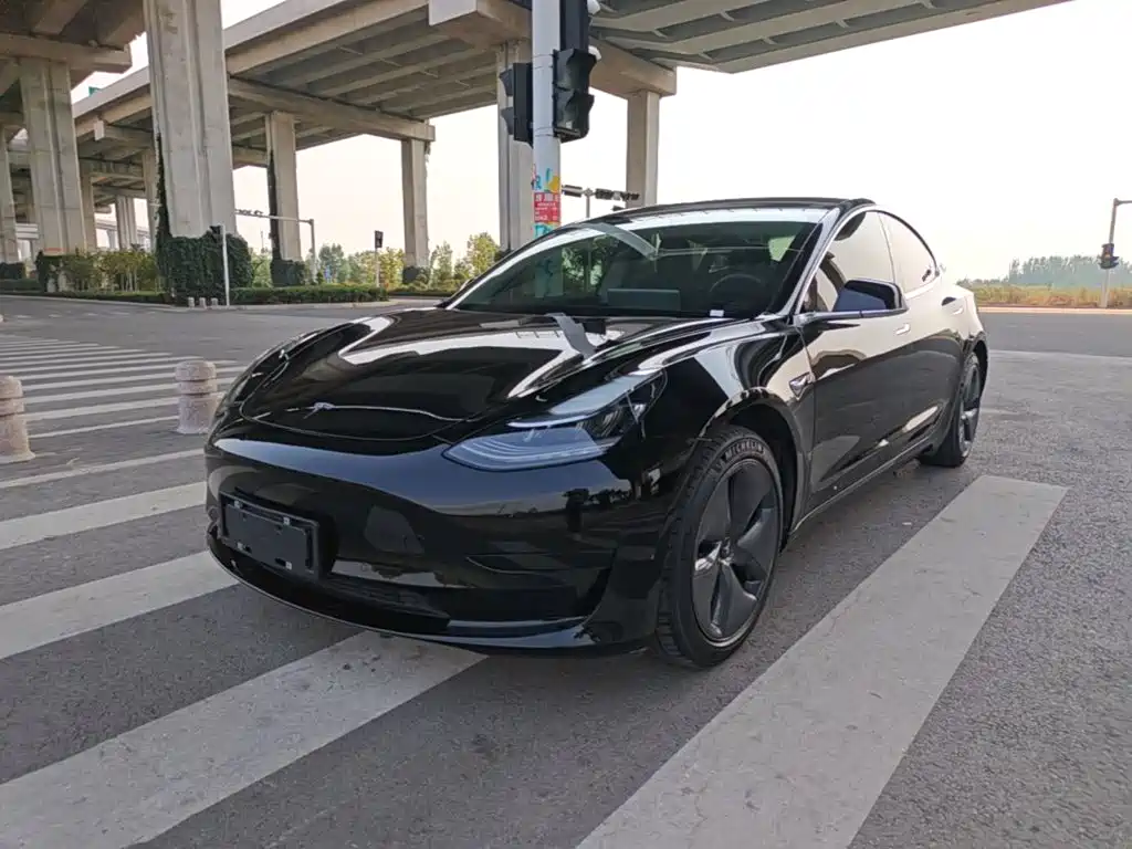 Фото 2 - Tesla Model 3