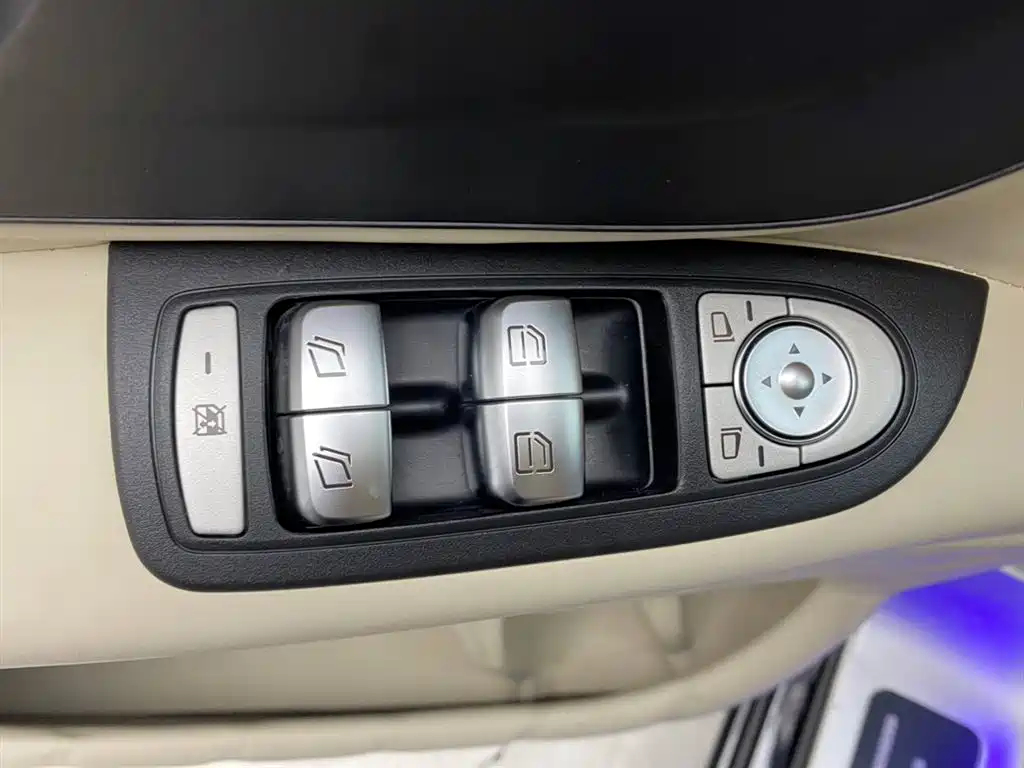 Mercedes-Benz Vito 2023 2.0T Elite 7-Seater фото 16