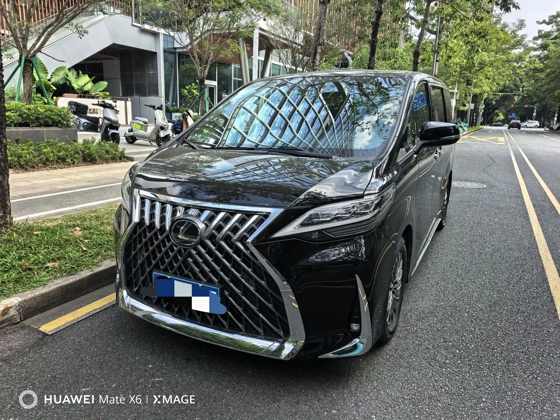 Фото 2 - Lexus LM