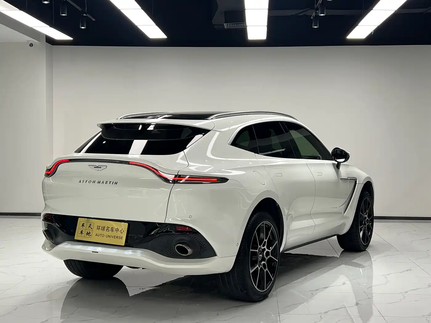 Aston Martin DBX 2021 4.0T V8 Flawless Flame фото 4