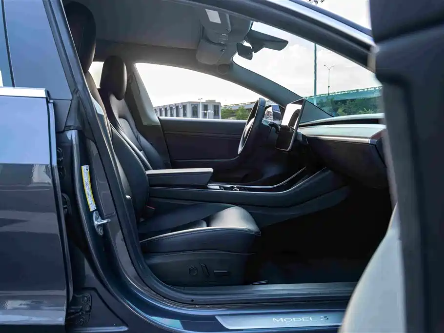 Фото 20 - Tesla Model 3
