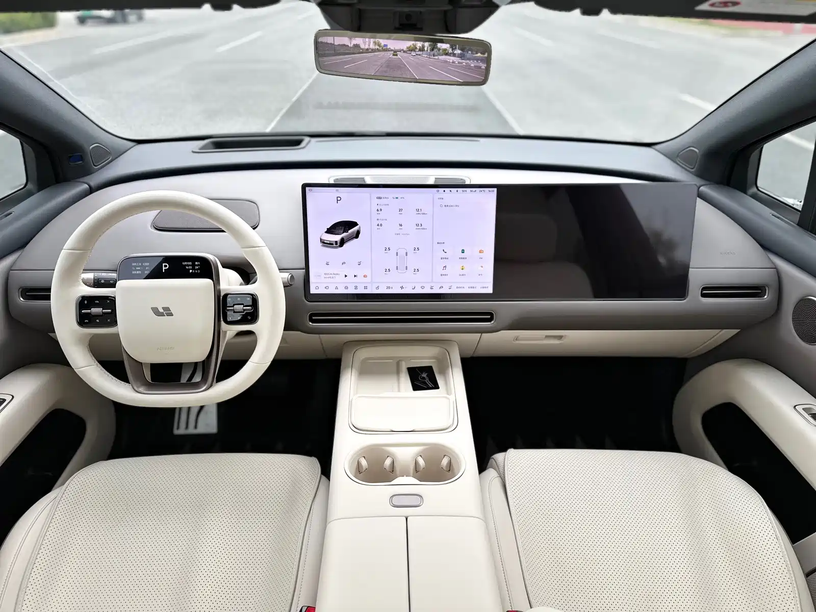 Фото 19 - Li Auto i6