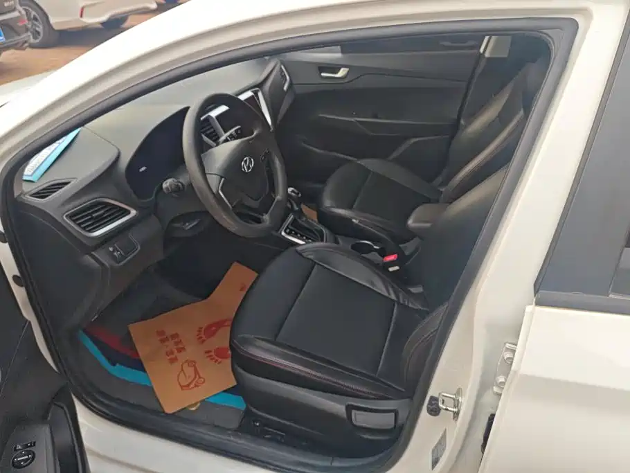 Photo 9 - Hyundai Verna