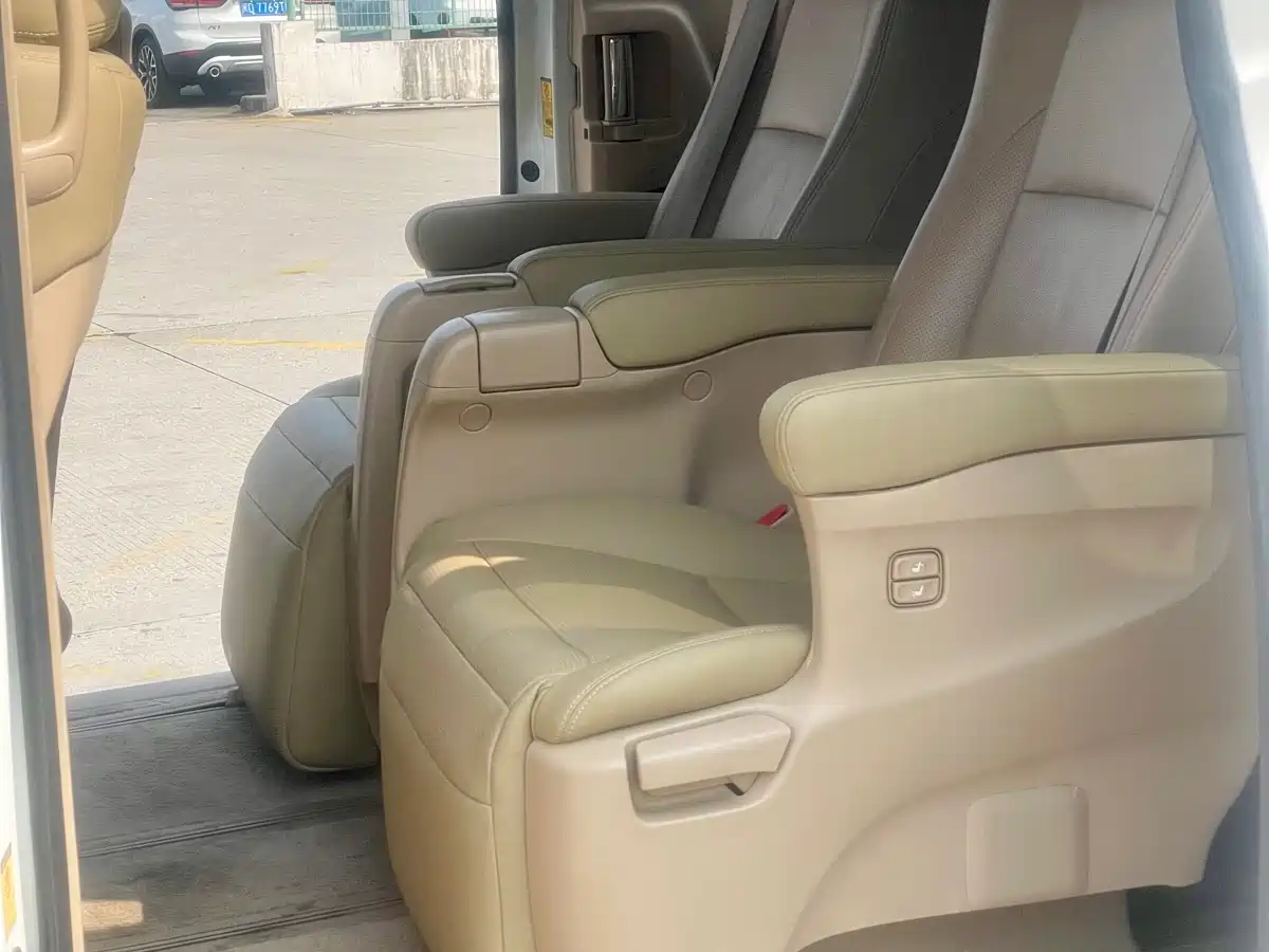 Toyota Alphard 2011 3.5L Luxury Edition фото 15