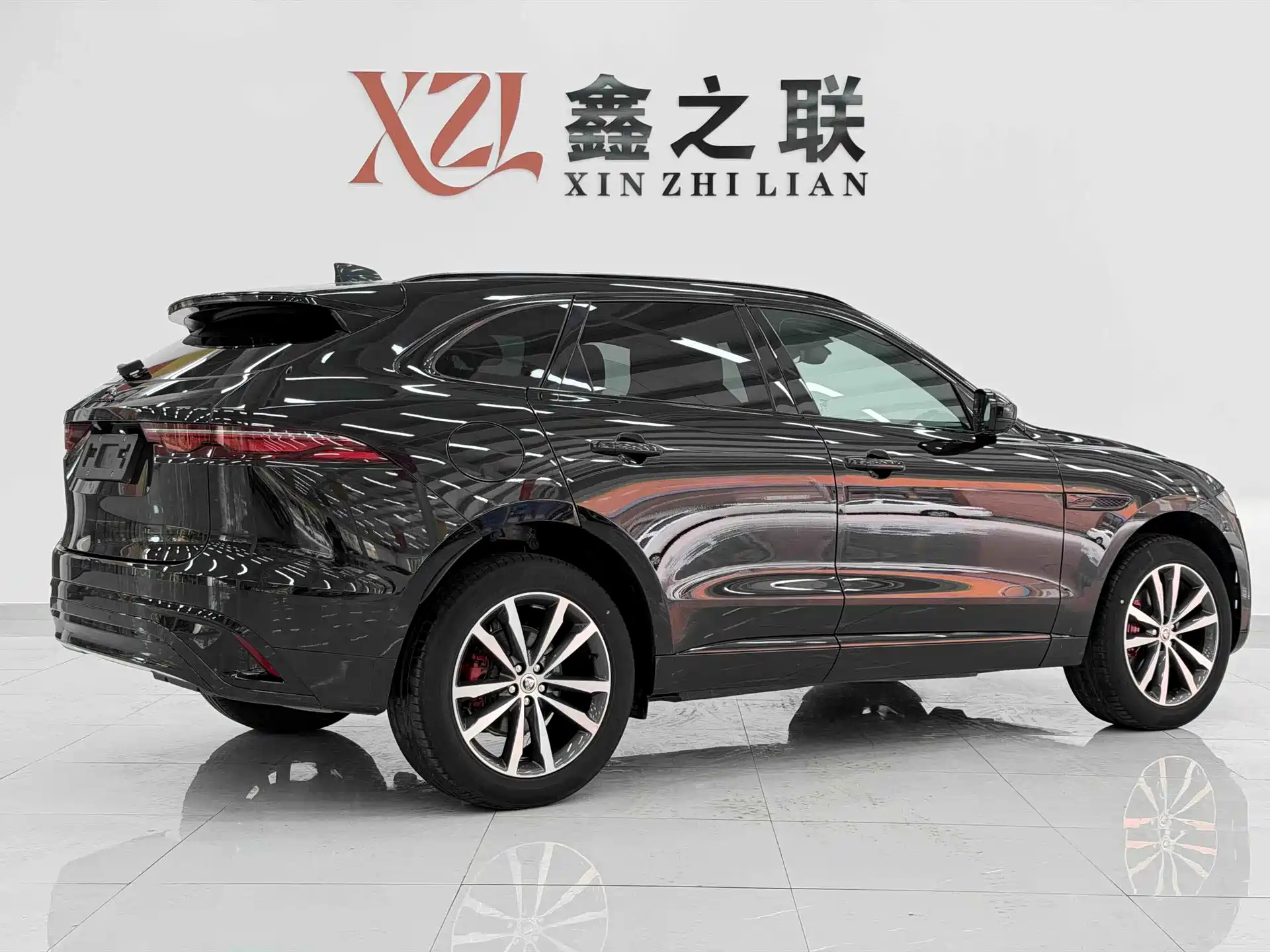 Фото 8 - Jaguar F-PACE