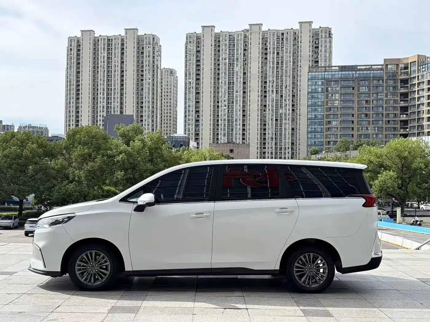 SAIC Maxus EUNIQ 5 2022 2022 Elite Edition 6-seater