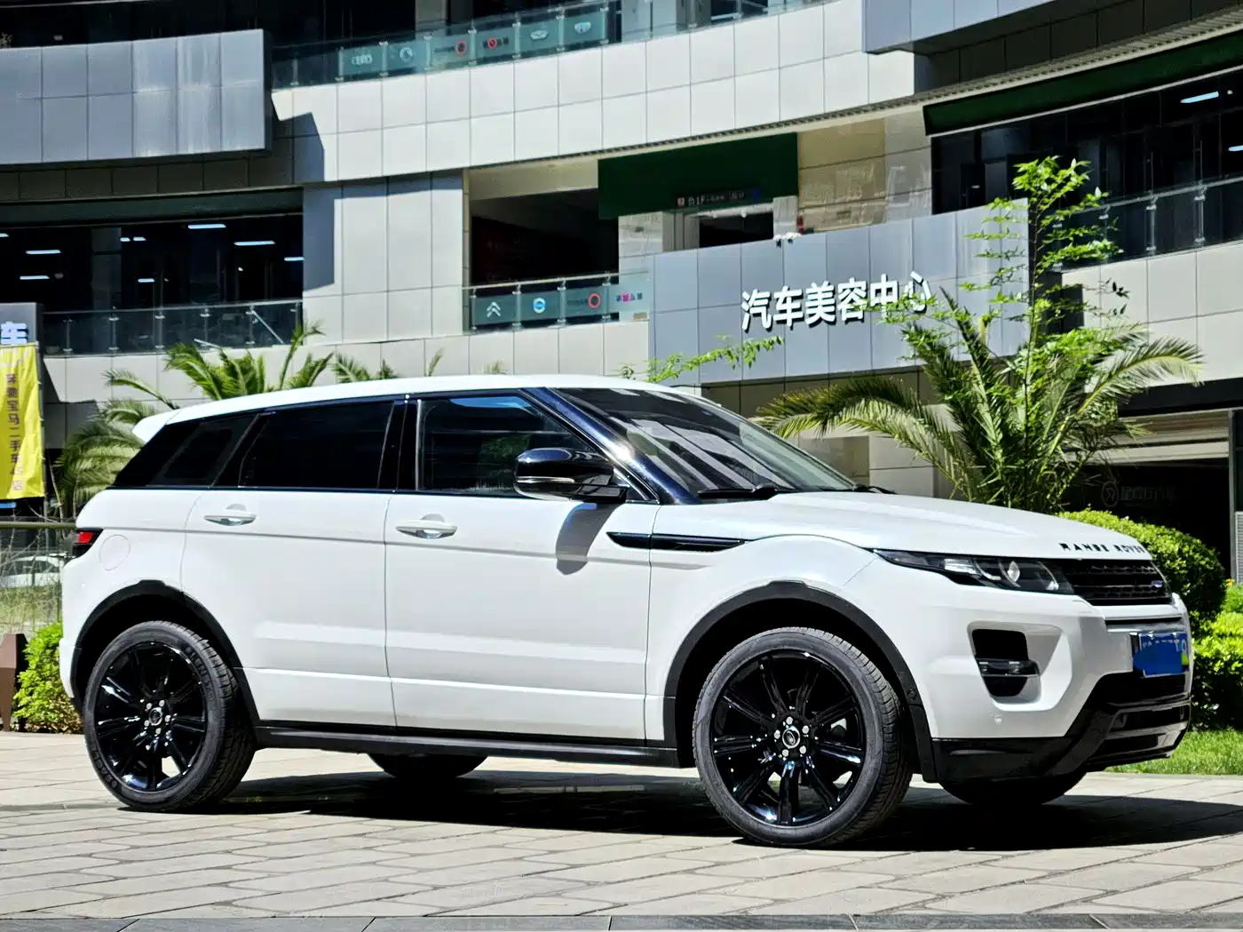 Land Rover Range Rover Evoque (Import) 2014 2.0T 5-door Christmas Limited Edition фото 3