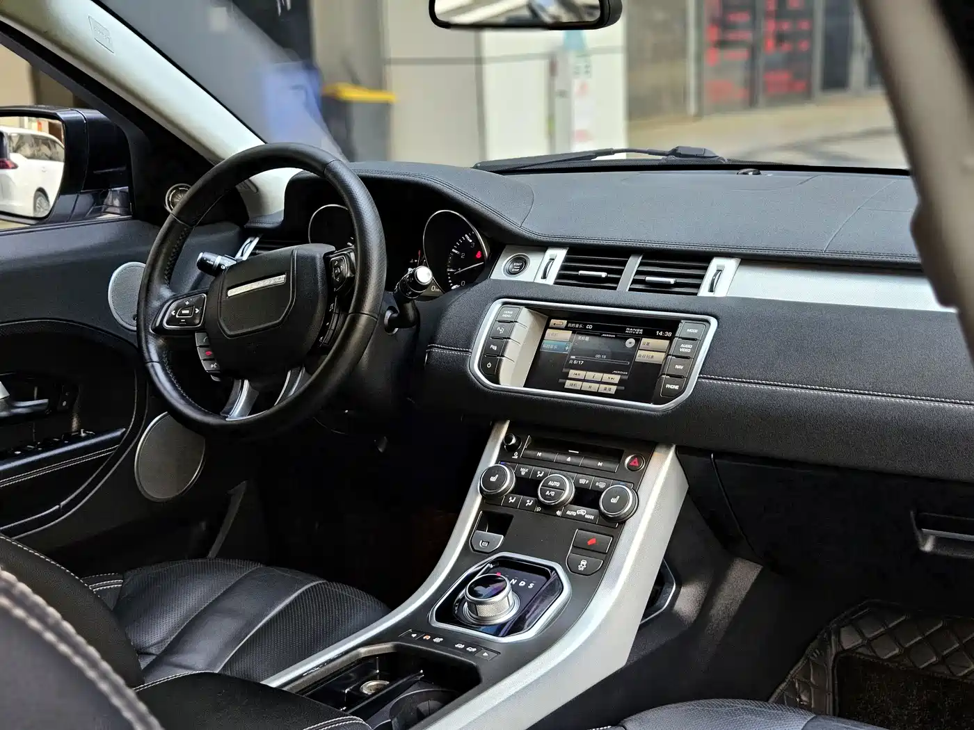 Land Rover Range Rover Evoque (Import) 2014 2.0T 5-door Christmas Limited Edition фото 12