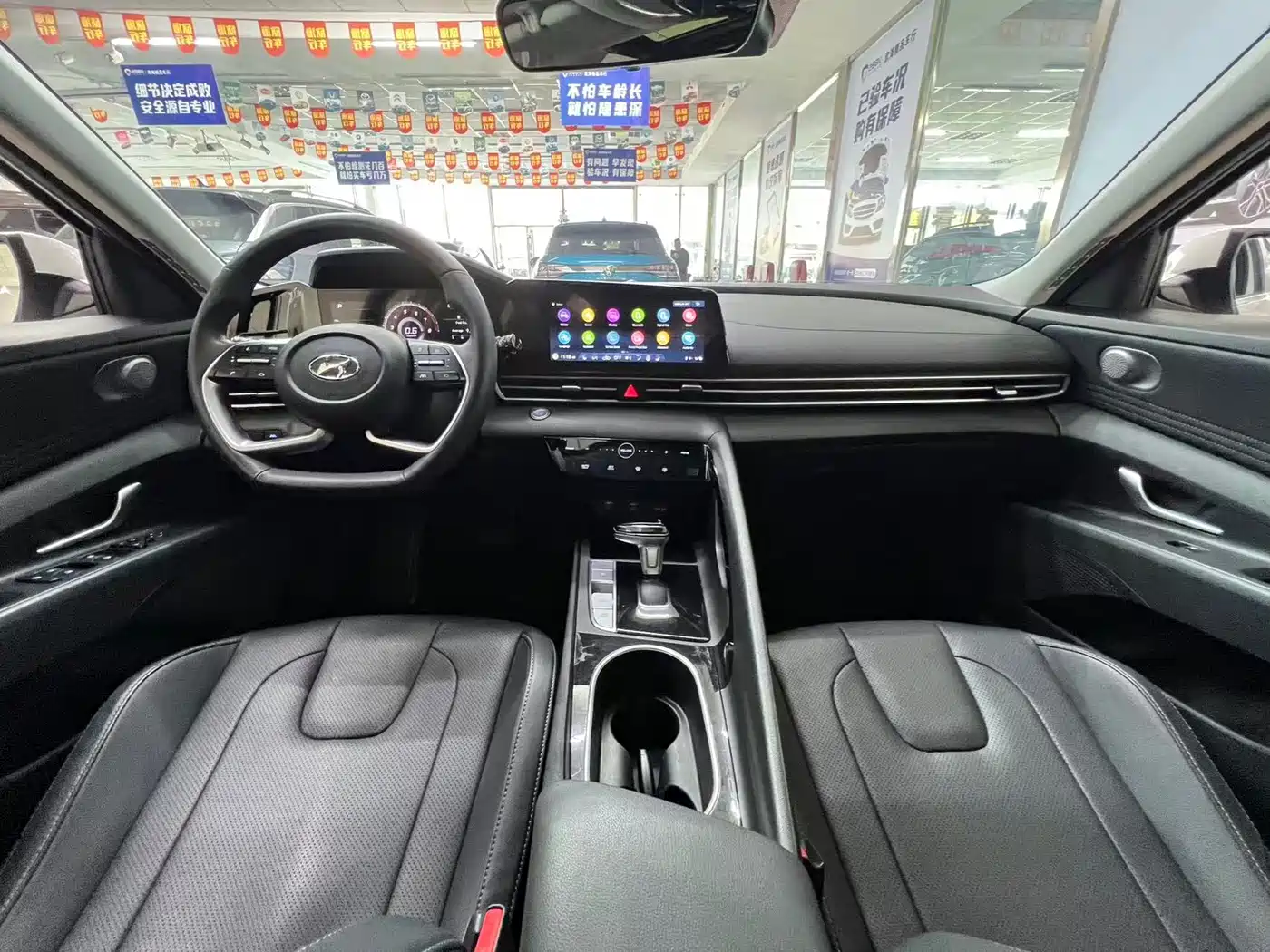 Hyundai Elantra 2022 1.5L CVT LUX Premium Edition фото 17