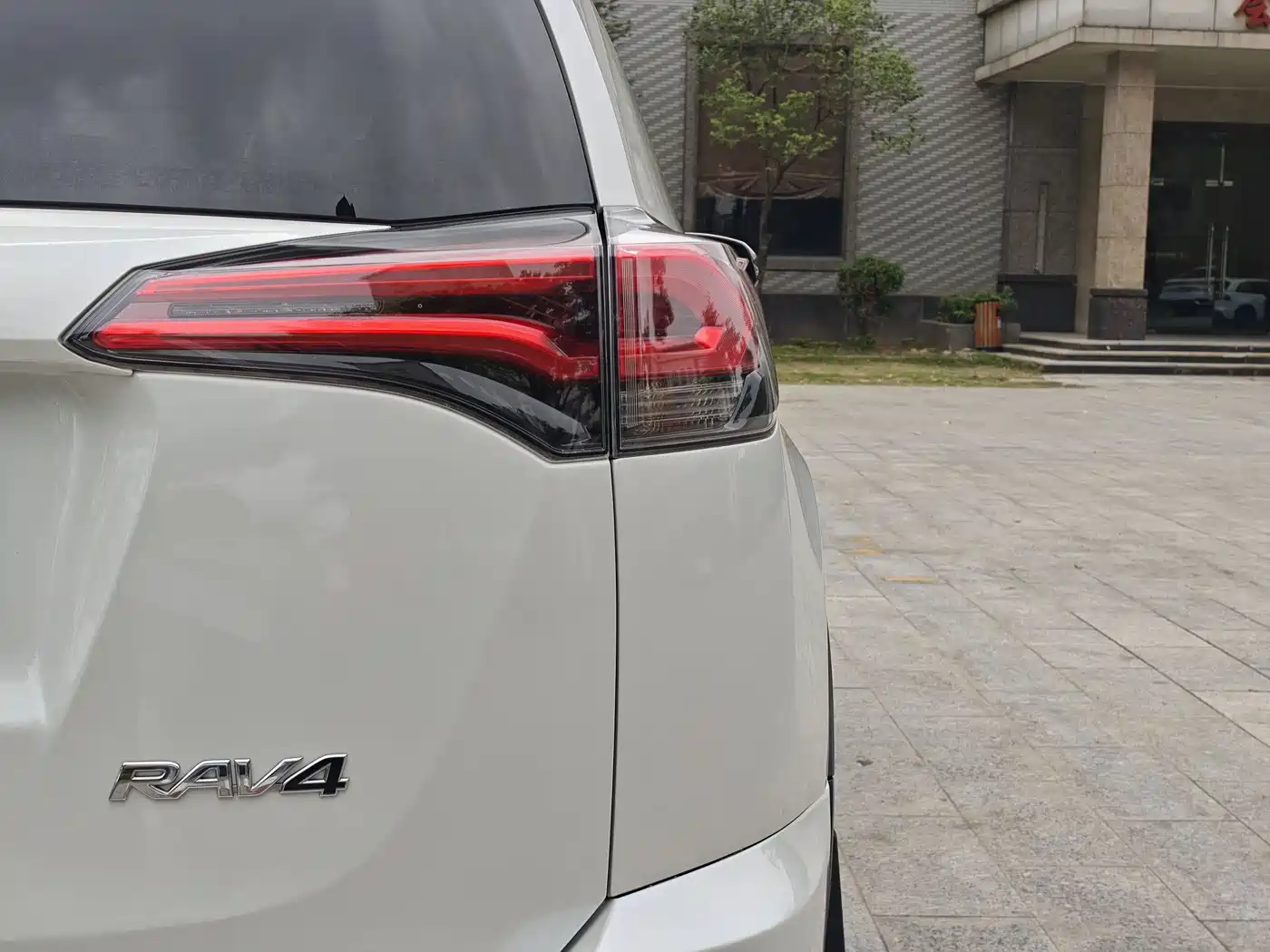 Toyota RAV4 Rongfang 2016 2.0L CVT 2WD Trend (China V) фото 9