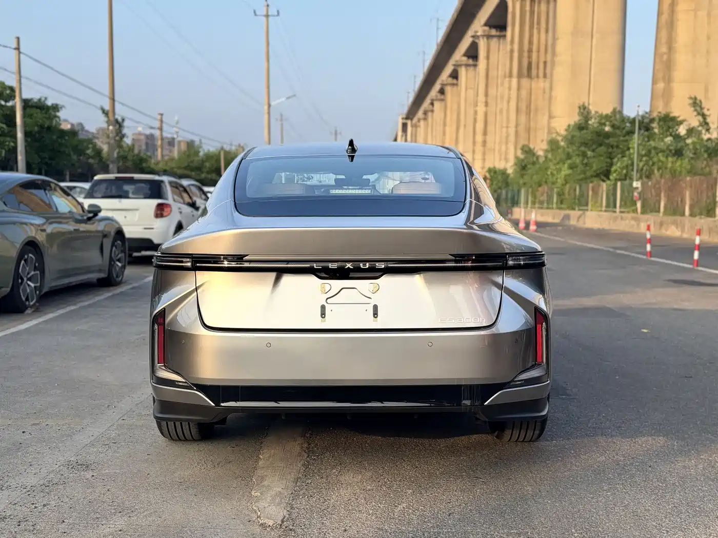 Lexus ES 2025 Model 300h Base Version фото 4